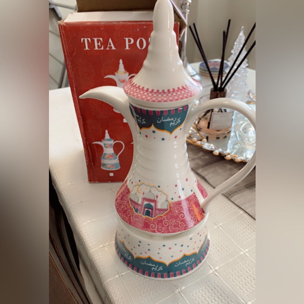Tea or coffee pot